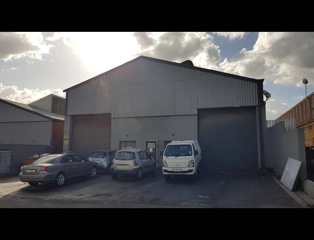 1,200M² FACTORY TO LET IN TRIANGLE FARM